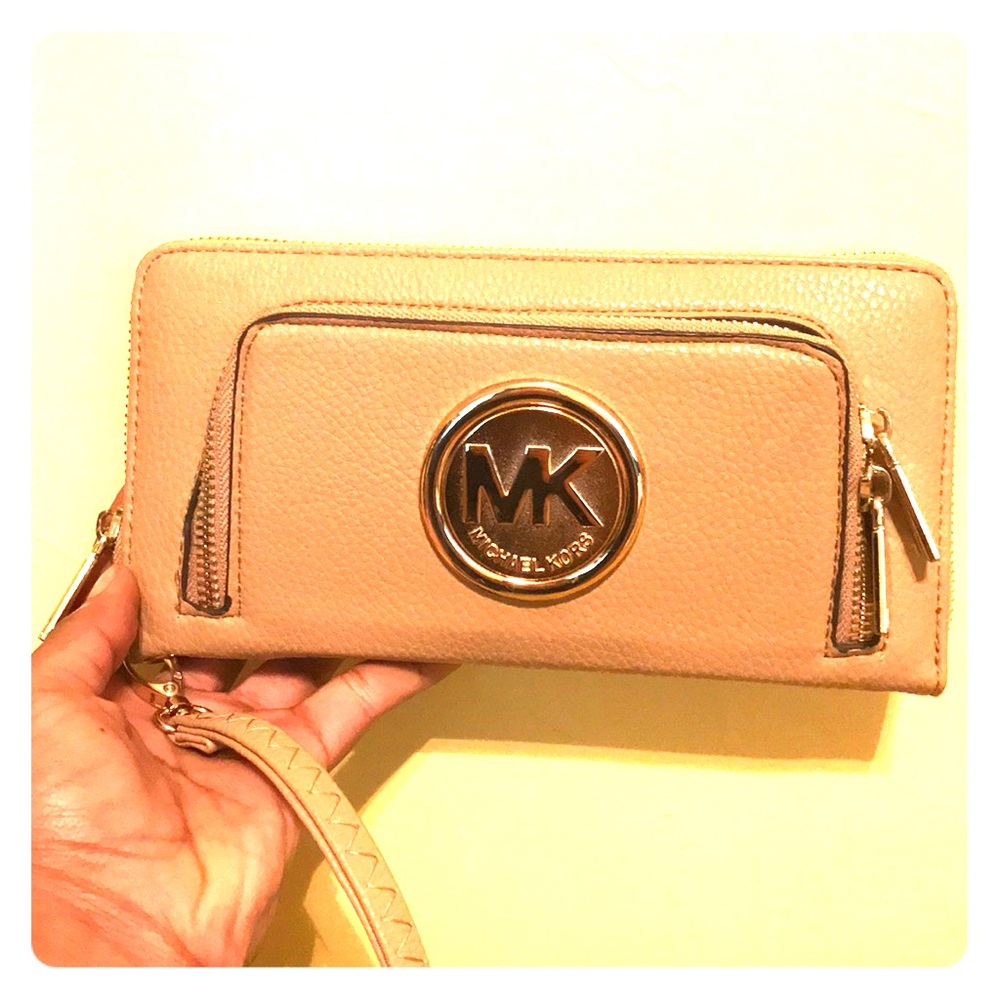 Micheal Kors wristlet
